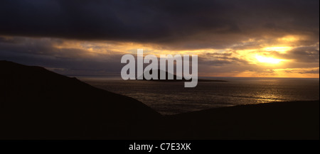 Bardsey Island (Ynys Enlli) Winter Sonnenuntergang vom in der Nähe von Braich y Pwll nahe Aberdaron Cardigan Halbinsel Gwynedd North Wales UK Stockfoto