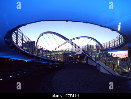 Celtic Gateway Fußgängerbrücke in Holyhead in der Dämmerung / Nacht Brücke zwischen Hafen und Stadt Zentrum Isle of Anglesey North Wales UK Stockfoto