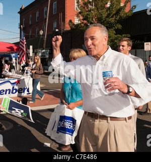 Vereinigte Staaten Senator Charles (Chuck) Schumer (Demokrat - NY) Bellmore Street Festival, New York, USA, am 18. September 2011 Stockfoto