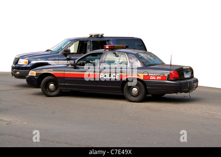 Ein Polizei-Auto und Sport-Utility-Vehicle geparkt vor einem weißen Hintergrund. Der Beschneidungspfad für den weißen Bereich ist im Preis inbegriffen. Stockfoto