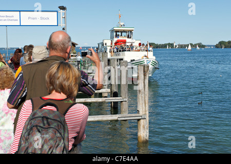 Menschen warten auf einem Pier ein Chiemsee-Fähre auf die Herreninsel, obere Bayern Chiemgau an Bord Stockfoto