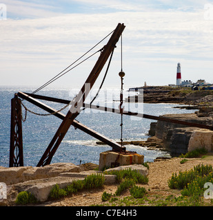 Portland Bill Leuchtturm durch die korrodierenden Überreste eines stillgelegten Steinbruch Hebezeuges Stockfoto