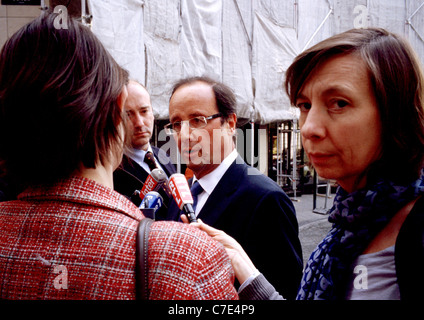 Französischer Sozialist François Hollande im Gespräch mit Journalisten während einer improvisierten Pressekonferenz in Brüssel im Mai 2011. Stockfoto