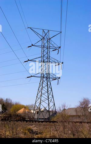 Einige high-Power-Linien über einen strahlend blauen Himmel. Stockfoto