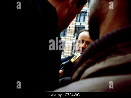 Französischer Sozialist François Hollande im Gespräch mit Journalisten während einer improvisierten Pressekonferenz in Brüssel im Mai 2011. Stockfoto