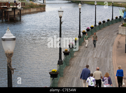 Lansing, Michigan - Menschen am Riverwalk entlang der Grand River in der Innenstadt von Lansing. Stockfoto