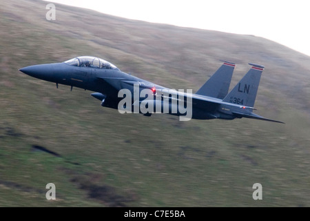 USAF F-15E Strike Eagle macht eine Drehung Berge von Snowdonia im Hintergrund bei einem niedrig fliegenden Flug Stockfoto