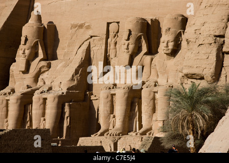 Die kolossalen Statuen von Ramses II im nubischen Tempel von Abu Simbel Stockfoto