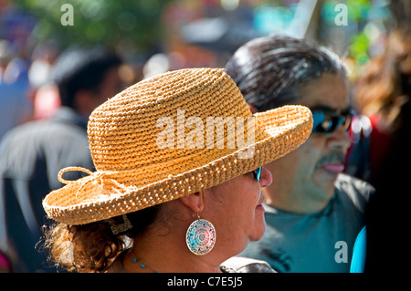 Frau trägt Stroh Sommerhut Stockfoto