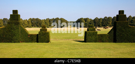 Die Aussicht, Blick nach Osten von der Eibe abgesichert Garten von Hardwick Hall in Derbyshire über die ha ha, die Parklandschaft über Stockfoto