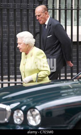 HRH The Queen und Duke of Edinburgh treffen David und Samantha Cameron, Seite 10 Downing Street, seinen 90. Geburtstag feiern Stockfoto