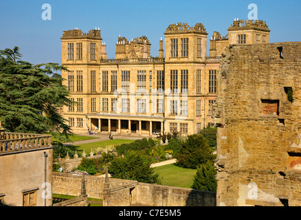 Westfassade des Hardwick Hall in Derbyshire UK gesehen von der zerstörten alten Halle Stockfoto