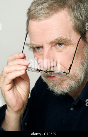Skeptisch Mann mit Brille Stockfoto