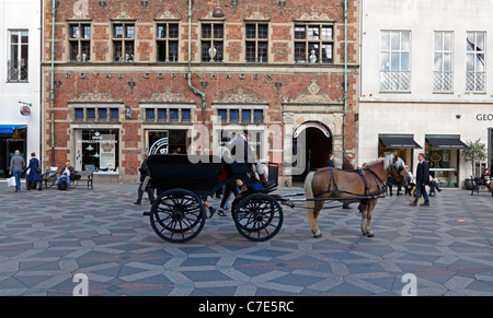 Pferdekutsche-Kabine vor dem Royal Copenhagen-Porzellan-Shop auf der Fußgängerzone und shopping Straße Strøget, Copenhagen Stockfoto