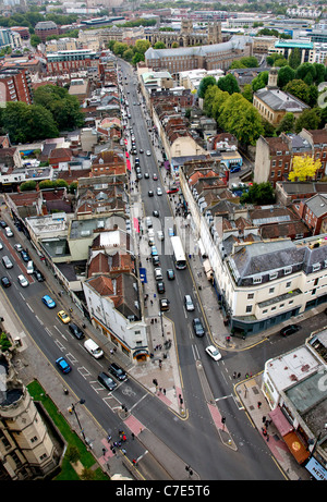 Parkstraße in Bristol aus dem Dreieck auf College Green gesehen von oben auf das Wills Memorial building Stockfoto