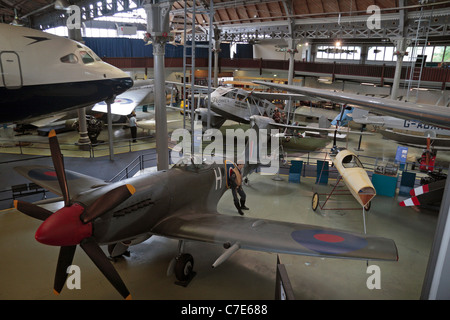 Gesamtansicht der Flugzeuge auf dem Display in der Luft & Weltraumhalle des Museum der Wissenschaft & Industrie, Manchester, UK. Stockfoto