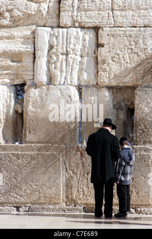 Jüdischen Vater und Sohn betet an der Klagemauer in Jerusalem, Israel Stockfoto