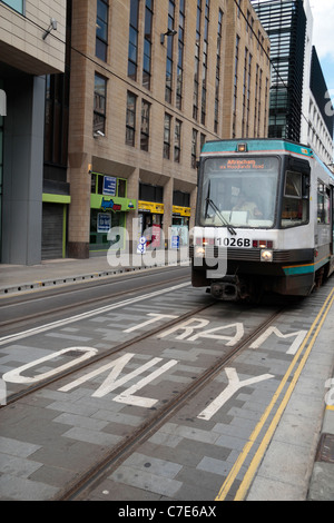 Ein Manchester Metrolink-Straßenbahn überfahren "Straßenbahn nur" Zeichen auf der Straße in Manchester, UK. Stockfoto