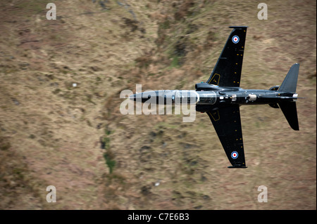 Eine Hawk T2 von RAF Valley niedrig fliegen in Nord-Wales (LFA7) bekannt als die Mack-Schleife Stockfoto