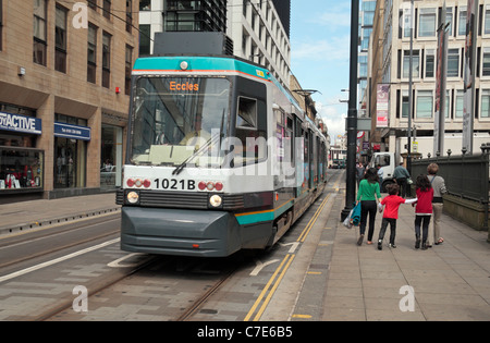 Ein Manchester Metrolink-Straßenbahn überfahren "Straßenbahn nur" Zeichen auf der Straße in Manchester, UK.  (Leichte Bewegung Unschärfe mit Straßenbahn) Stockfoto