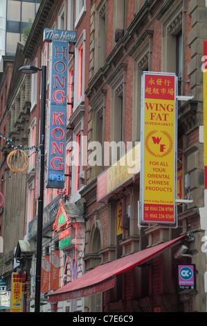 Werbeschilder an den Gebäuden entlang Faulkner Street, Chinatown, Manchester, UK. Stockfoto