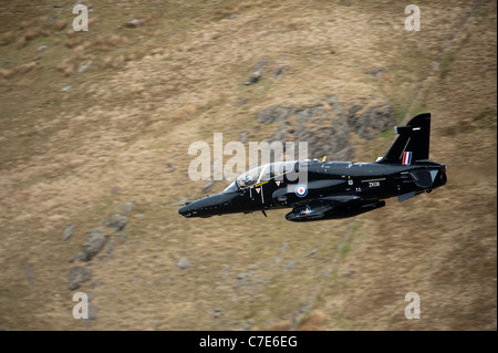 Eine Hawk T2 von RAF Valley niedrig fliegen in Nord-Wales (LFA7) bekannt als die Mack-Schleife Stockfoto