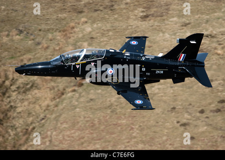 Eine Hawk T2 von RAF Valley niedrig fliegen in Nord-Wales (LFA7) bekannt als die Mack-Schleife Stockfoto