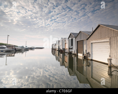 Bootshäuser am Eriesee im Morgengrauen. Hafen Rowan, langer Punkt, Ontario, Kanada Stockfoto