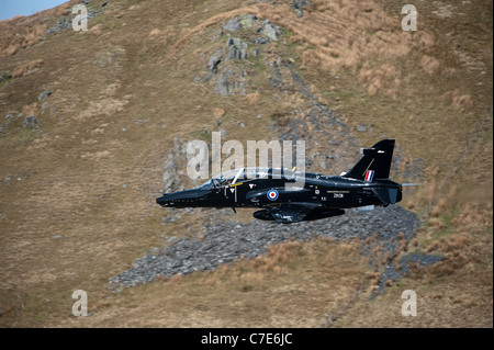 Eine Hawk T2 von RAF Valley niedrig fliegen in Nord-Wales (LFA7) bekannt als die Mack-Schleife Stockfoto