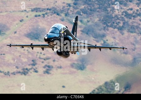 Eine Hawk T2 von RAF Valley niedrig fliegen in Nord-Wales (LFA7) bekannt als die Mack-Schleife Stockfoto