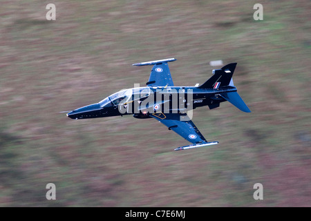 Eine Hawk T2 von RAF Valley niedrig fliegen in Nord-Wales (LFA7) bekannt als die Mack-Schleife Stockfoto