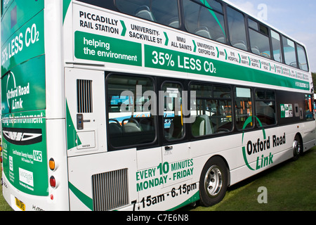 Hybrid-Bus verwendet geschäftigen Oxford Road unterwegs in City Centre, Manchester, England, UK Stockfoto