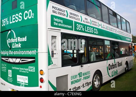 Hybrid-Bus verwendet geschäftigen Oxford Road unterwegs in City Centre, Manchester, England, UK Stockfoto