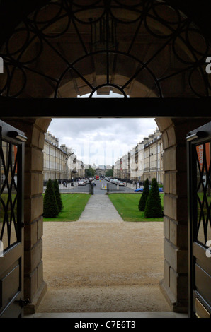 Ein Blick auf Great Pulteney Street in Richtung Pulteney Bridge aus dem Holburne Museum für Kunst, Badewanne, Somerset, Vereinigtes Königreich Stockfoto