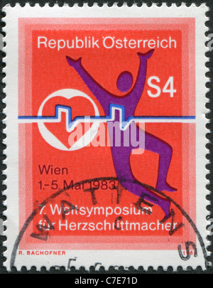 Österreich - 1983: Eine Briefmarke gedruckt in Österreich, 7. Weltsymposium Herzschrittmacher gewidmet zeigt das Emblem Stockfoto