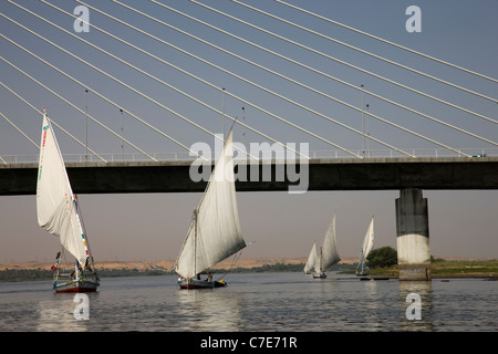 Feluken und der Assuan-Hängebrücke über den Fluss Nil Stockfoto