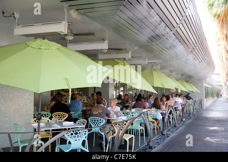 Lulu Restaurant mit Kühlung Mister Spray in Palm Springs, Kalifornien Stockfoto