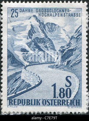 Österreich - 1960: Eine Briefmarke gedruckt in Österreich, 25. Jahrestag der Eröffnung des Gross Glockner Bergstraße gewidmet Stockfoto