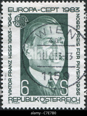 Österreich - 1983: Eine Briefmarke gedruckt in Österreich, zeigt Viktor Franz Hess, Nobelpreisträger für Physik Stockfoto