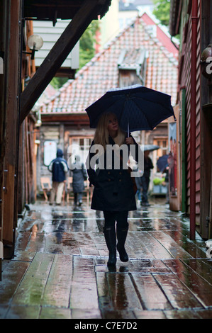 Norwegische Frau zu Fuß für die Straßen von Bergen unter dem Regen des Herbstes. Stockfoto