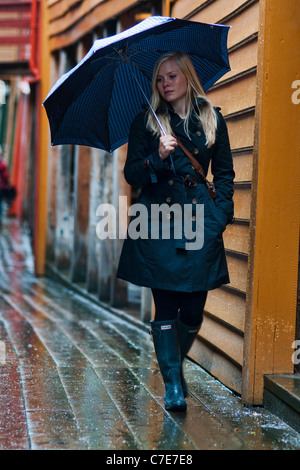 Norwegische Frau zu Fuß für die Straßen von Bergen unter dem Regen des Herbstes. Stockfoto