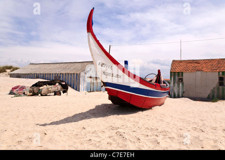 Traditionellen roten, weißen und blauen hölzernen Fischerboot. Praia de Mira - Westküste Portugal Stockfoto