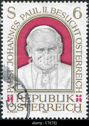 Österreich - 1983: Eine Briefmarke gedruckt in Österreich, der Besuch des seligen Papst Johannes Paul II gewidmet Stockfoto