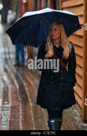 Norwegische Frau zu Fuß für die Straßen von Bergen unter dem Regen des Herbstes. Stockfoto