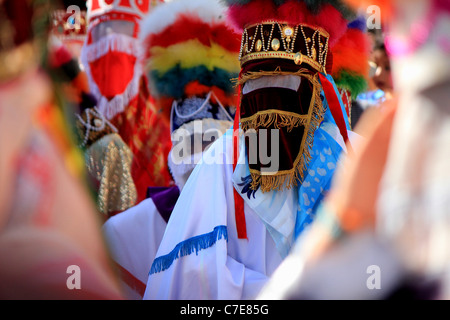 Chuncho, San Lorenzo, Bolivien.  Männer kleiden sich in traditionellen Kostümen und Parade durch die Straßen für dieses traditionelle religiöse fest in der Nähe von Tarija Stockfoto