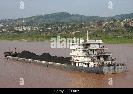 Fluss-Frachter, beladen mit Kohle am Jangtse-Fluss stromabwärts des Feng Du Stockfoto