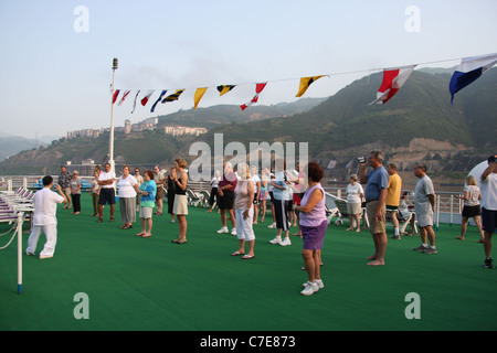 Tai Chi-Klasse auf der Viking Jahrhundert Sonne geleitet flussabwärts am Jangtse-Fluss unter Huanggeshu, China Stockfoto