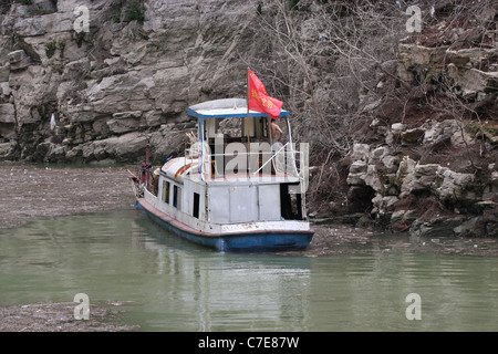 Boot angeheuert, um Treibgut, Räumen, MIsty Gorge, weniger drei-Schluchten, China Stockfoto
