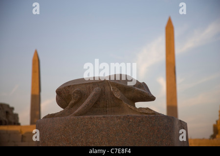 Der Skarabäus-Käfer und zwei Obelisken in Karnak Tempel, Luxor Stockfoto