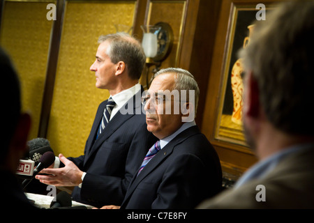 Palästinensischen Premierminister Fayyad und norwegische Außenminister Store sprechen Sie mit der Presse auf mögliche UN-Mitgliedschaft Palästinas. Stockfoto